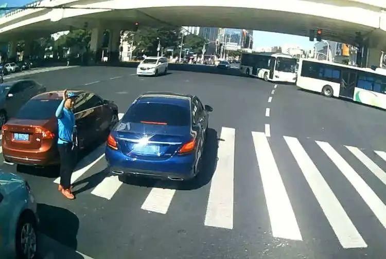 霸气|消防车被堵,外卖小哥上海街头霸气指挥交通,被重奖了