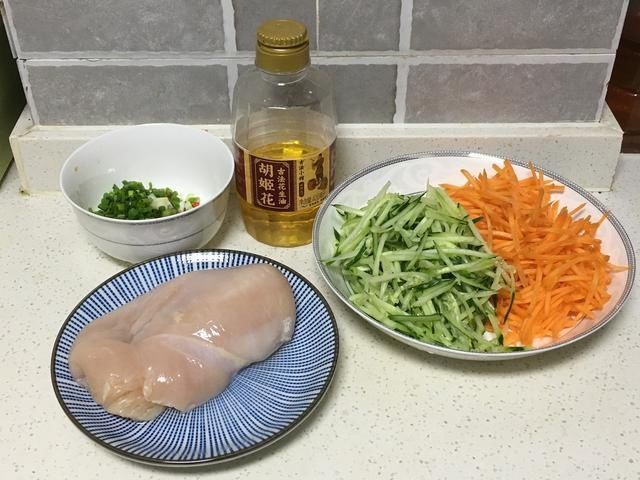 爽口|鸡胸肉这样凉拌才好吃,酸辣爽口,丝丝入味,做法还特简单