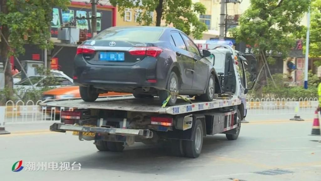  车主|绿榕北路一辆小轿车侧翻在机动车道上，车主一头雾水