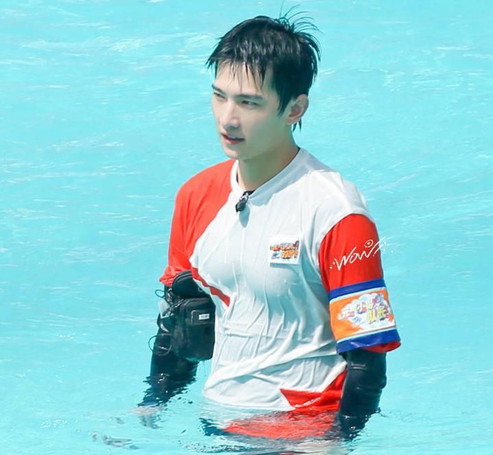  下水之后|《元气满满的哥哥》上线，杨洋身材成焦点，这胸肌是认真的吗？