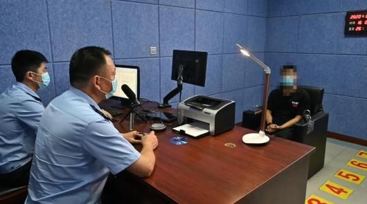 报假|两男子同处一室 一个偷手机一个“报假警”