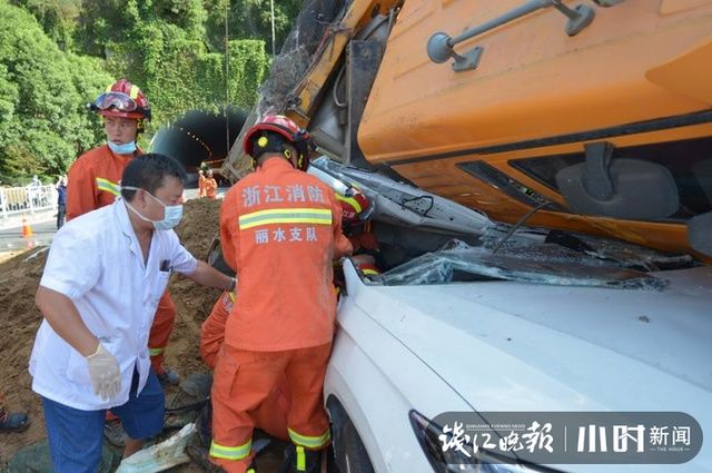 抢救|惊险！丽水一工程车侧翻压扁轿车，2人脱险，1人仍在抢救