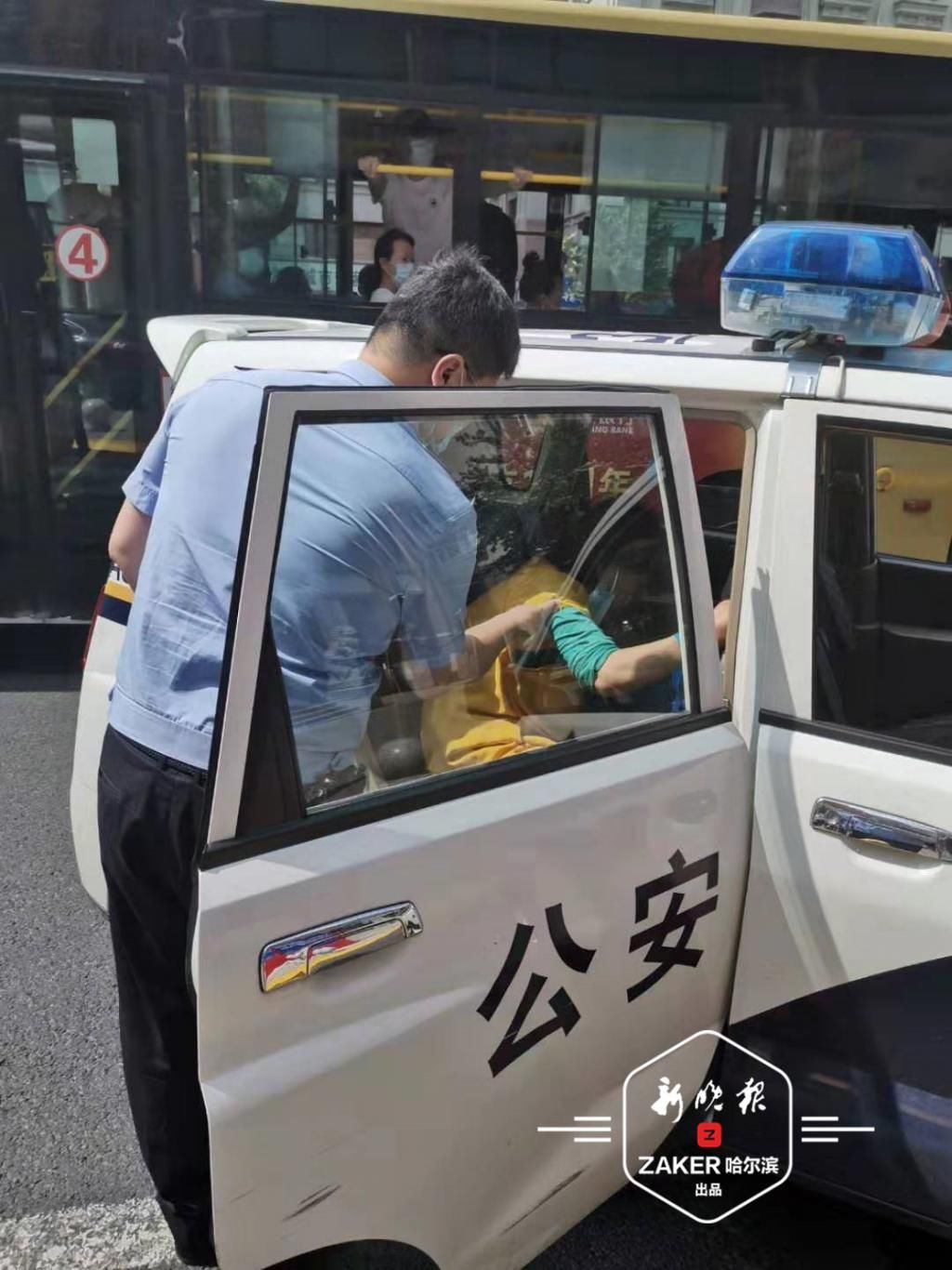  结局|大中午，一位神志不清老人不扫码强行上公交！结局很温暖……