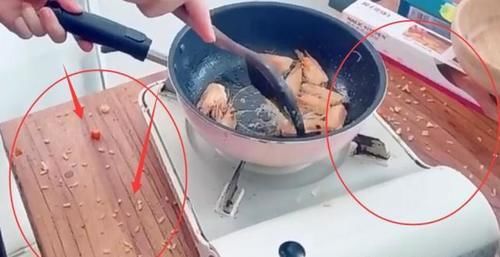  炉灶|有种“真实”叫赵露思炒饭，放大炉灶的周围，这谁敢吃？