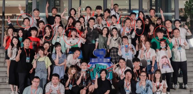 中餐厅|中餐厅历时20天终杀青!李浩菲晒多张合照,主动靠在赵丽颖肩膀上