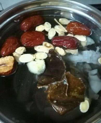 白无|手把手教你“炖羊肉”最简单的办法，牢记2样食材，鲜奶白无膻味