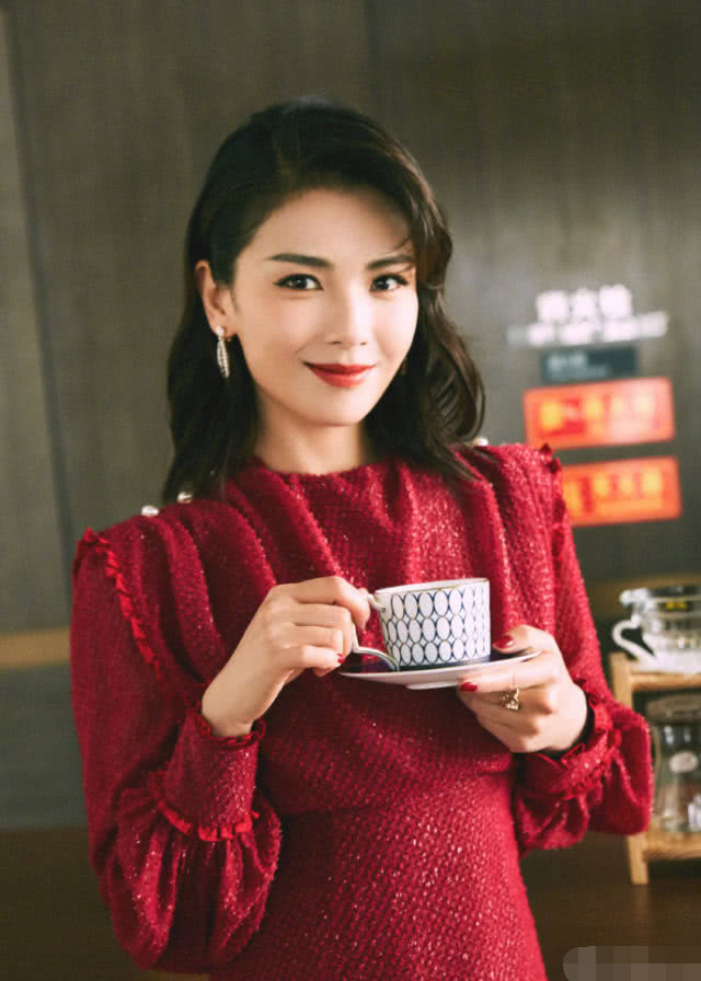 刘涛|刘涛直播间表演倒立,完美S型曲线惊艳众人,网友期待泳衣直播