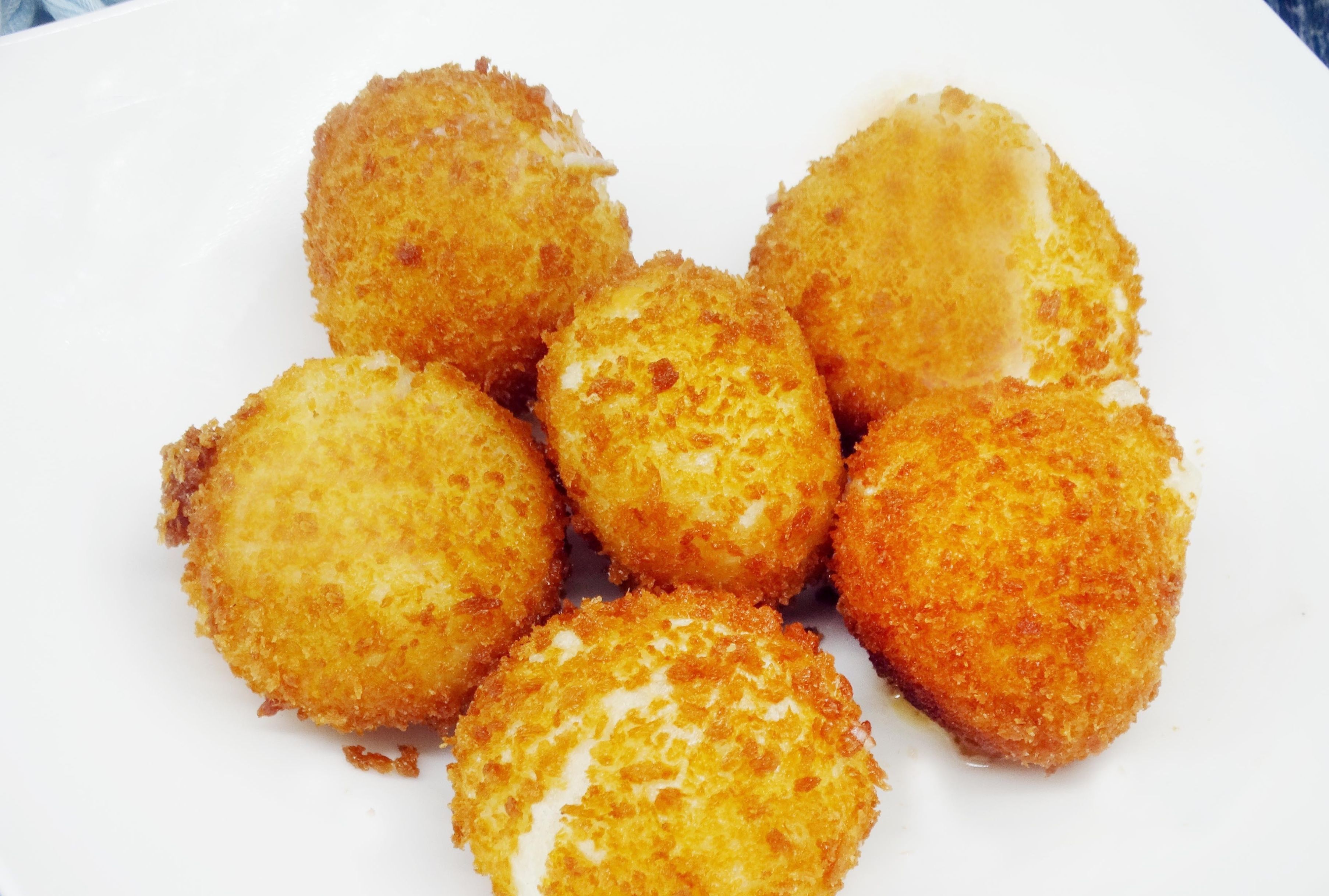  油锅|炸汤圆，直接下油锅炸大错特错！少了这2步，汤圆粘连，还会爆裂