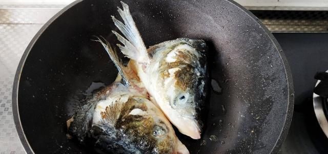 炖鱼|炖鱼头豆腐汤时,别着急下锅炖,记得加上它,汤鲜肉嫩还不腥