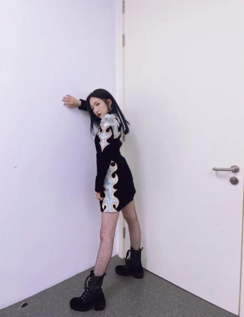  孟美岐|孟美岐为显腿长，大胆挑战“渔网袜”，不料暴露多肉腿