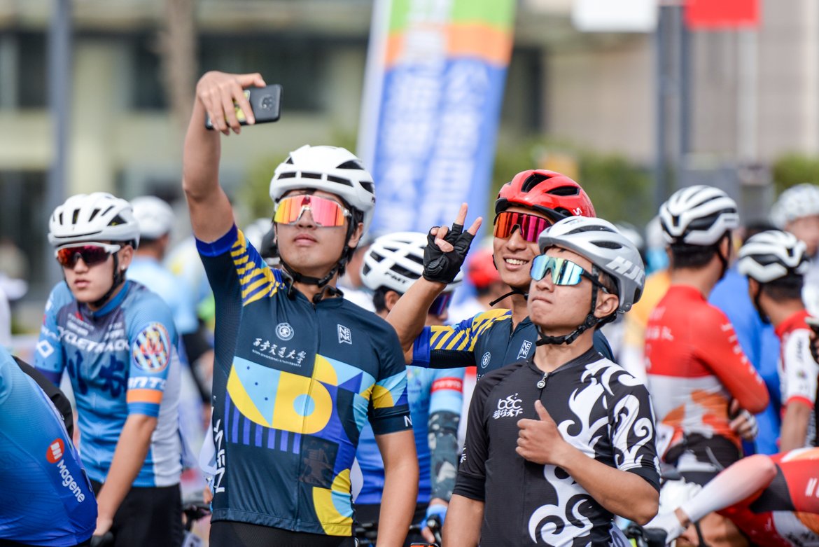 第十二届环青海湖大学生公路自行车赛开赛
