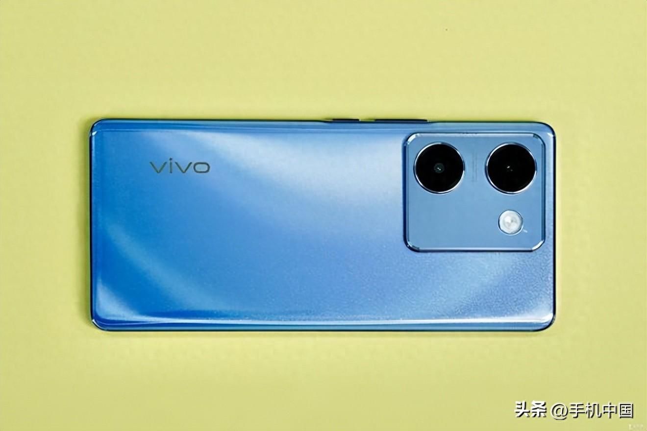 vivo Y100：超越预期的高颜值设计