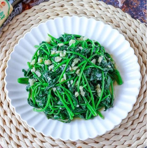 青菜|不管炒啥青菜,牢记1个小妙招,青菜翠绿不发黑,也不出水