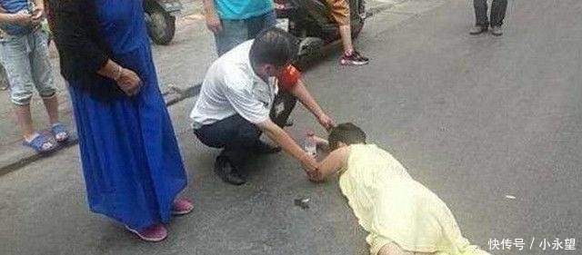 女子|女子倒在街道上, 男子上前伸出援手, 近看后气的直接骂娘
