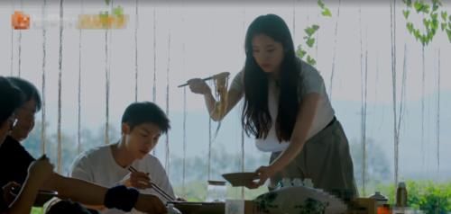  众人|《向往4》众人都在吃葱油面，有谁注意娜比反应？难怪受黄磊喜爱！