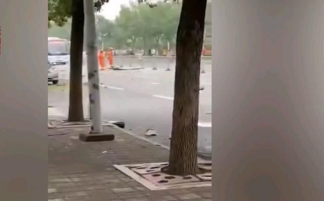  人员|山东济南一大巴车途中发生爆炸，受爆炸波影响，旁边商铺受损严重