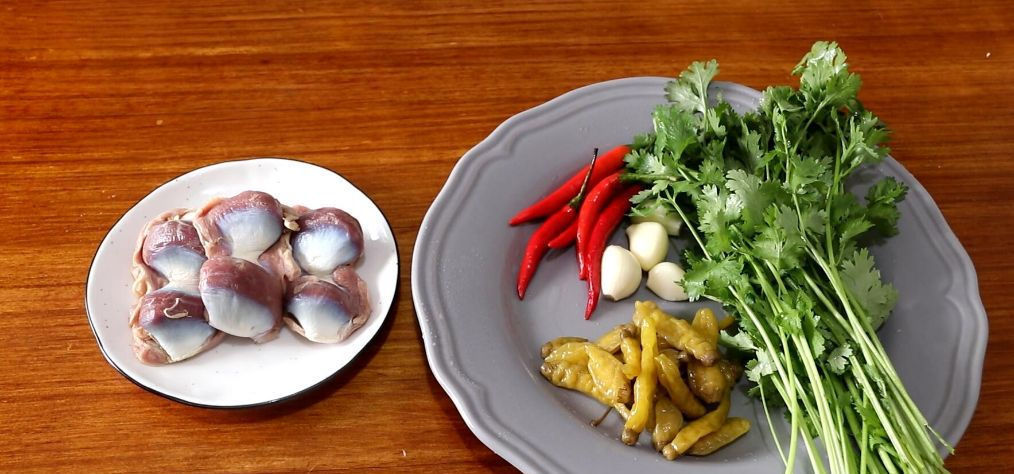 胃口|三伏天没有胃口?教你用鸭胗做一道菜,配上泡椒,太下饭了