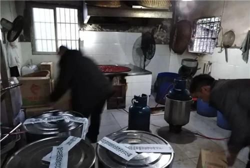 销售地沟油|网红店用地沟油做火锅锅底，已卖出10000多桌，判赔四百多万