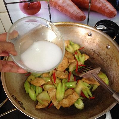  蛋白|西芹炒花生蛋白片