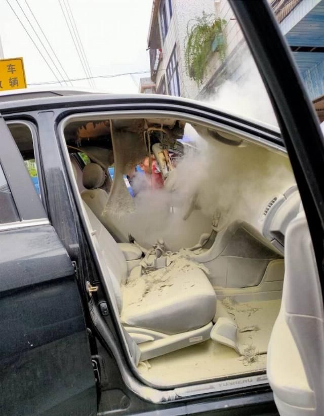  小车|一辆停靠在路边的小车突然起火，单师傅在救火