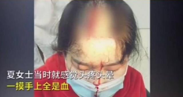  钢管|81岁老人往楼下扔钢管，砸伤路人马上搬家，老人：2000块爱要不要