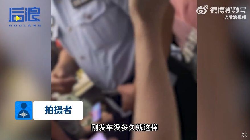 男子火车上霸座叫嚣让乘警坐牢，“我每年赚一千万，敢动我让你坐牢”，目击者：他买的站票，列车员劝阻无果