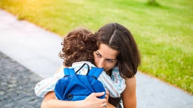 起跑线|地铁一张偷拍照：你的教养，就是孩子的起跑线！在外，这也叫规矩