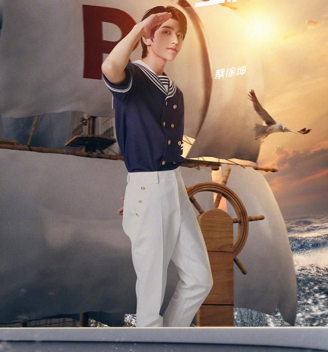  麒麟|跑男水手服海报，蔡徐坤帅气郭麒麟可爱，我却被两位元气少女吸引