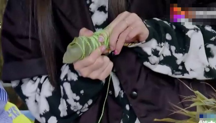  干活|郑爽谢可寅现场包粽子, 看清两人手上动作, 会不会干活很明显!