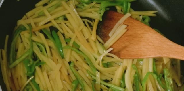  光盘|青椒和此物一起炒，比肉还好吃，上桌就光盘，软化血管，早食早好