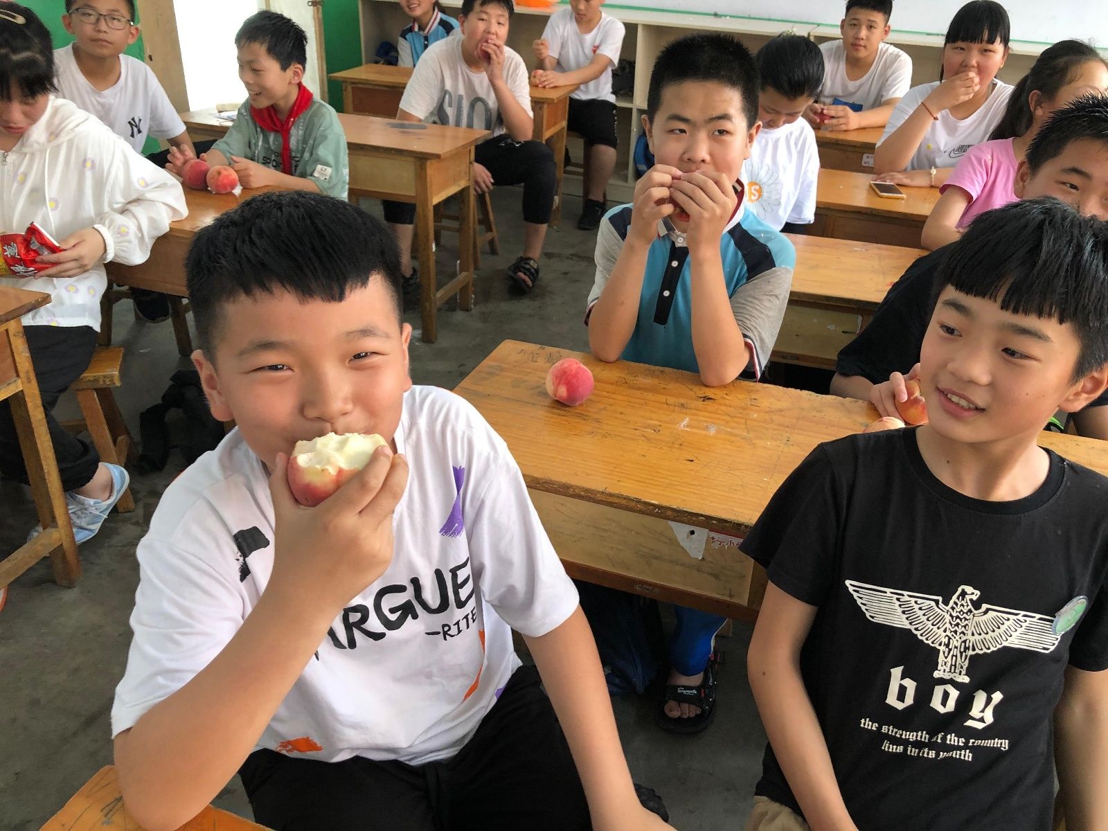  开心|毕业季 吃“爱心”桃真开心