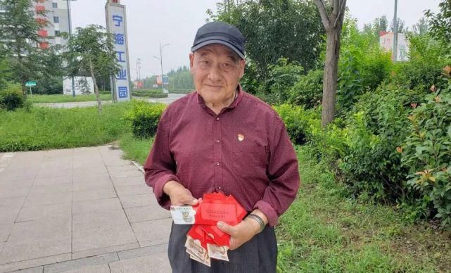 匆匆|22路公交车上，75岁老人放下红包后匆匆下车……