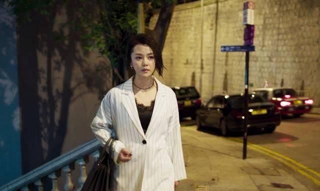  黑色|刘一含出道15年却不温不火，虽撞脸车晓，但身材气质更胜一筹