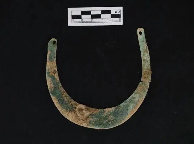  重建|一中学重建足球场，发现3000㎡古墓，单坑19颗头骨