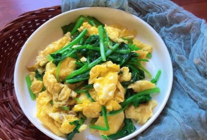 菠菜|秋季,鸡蛋和菠菜是绝配,每天炒一盘,简单易学,补钙又补脑