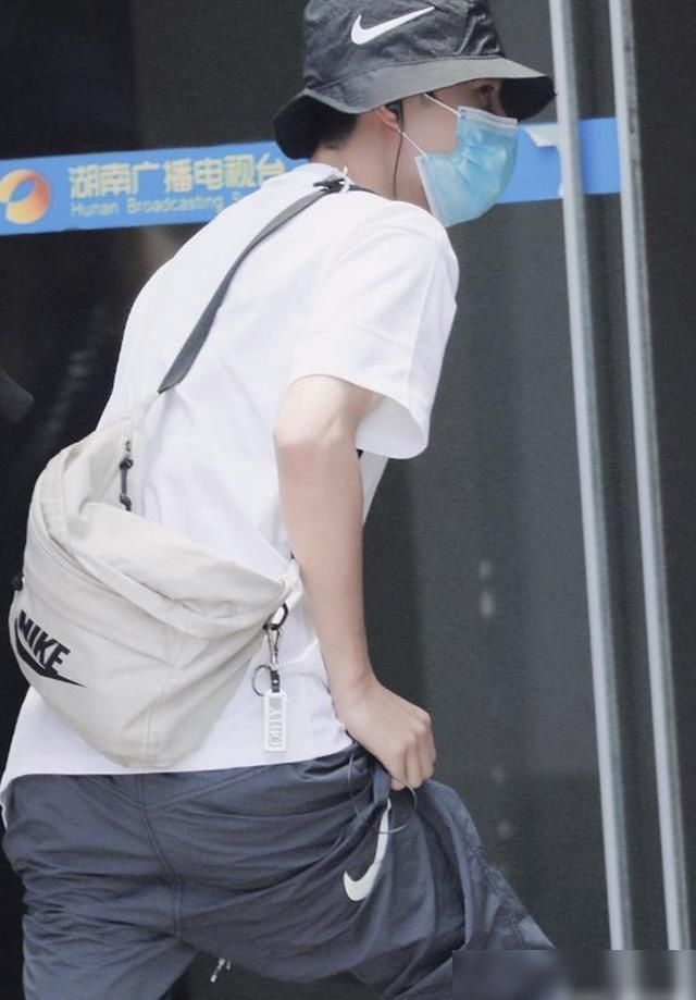  位坐|王一博：好歹也是位坐拥千万粉丝的男神，要不要过得这么糙？