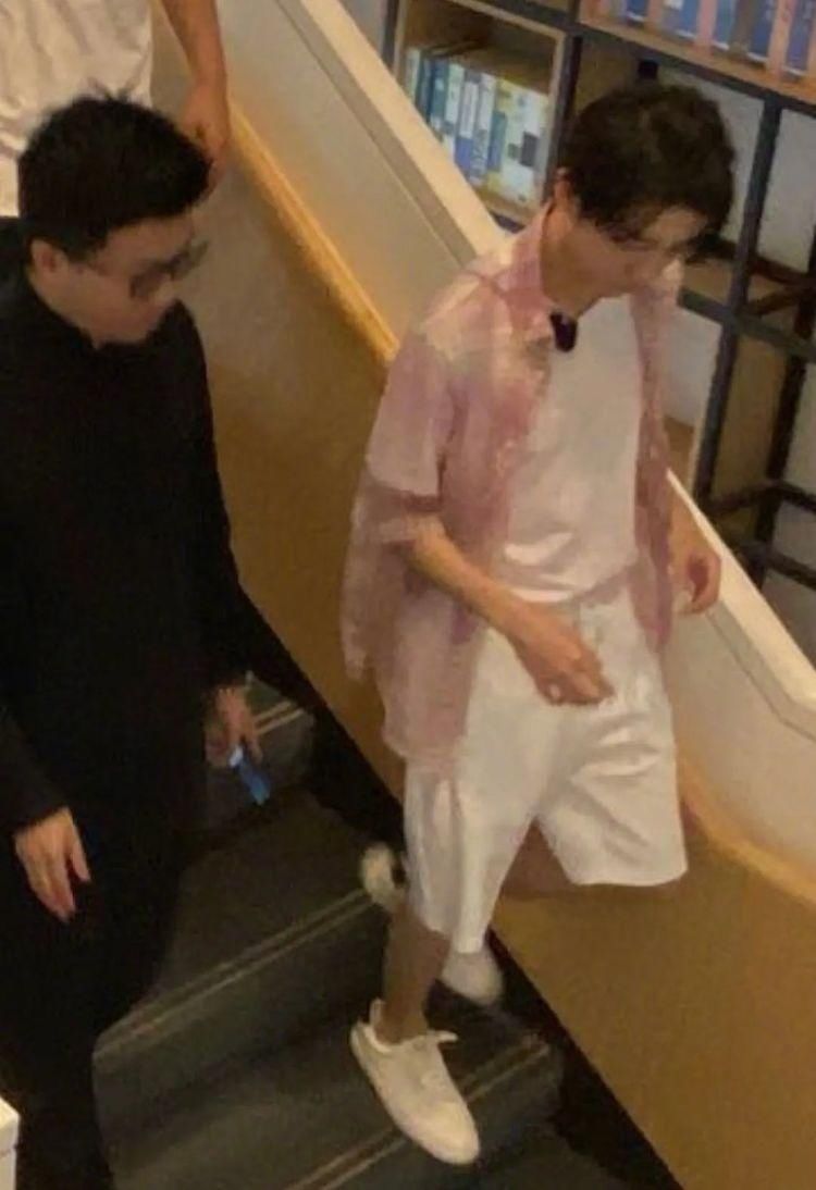  清爽|王俊凯《中餐厅4》造型曝光，干净又清爽！但状态惹人心疼，好瘦