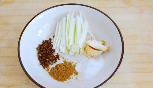  不粘锅|带鱼怎么除腥味？原来这么简单，不腥不破皮还不粘锅