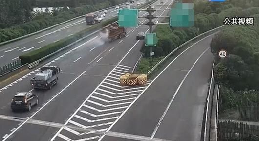  变道|司机乘客高速上专心聊天，无视后方货车变道行驶，货车遭遇惊魂