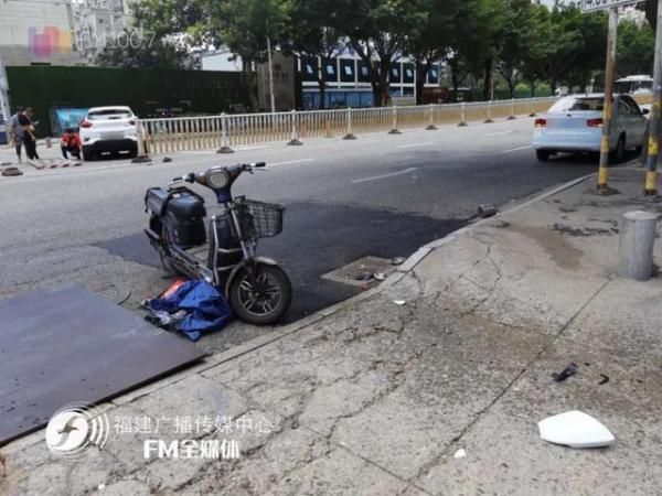  骑手|突发！福州一小车撞倒电动车后冲破护栏，骑手受伤