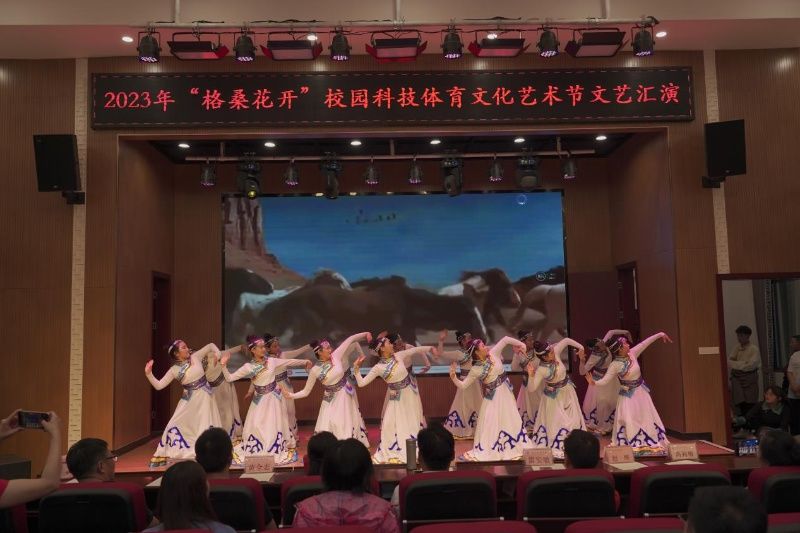 绵阳民族初级中学成功举办第二届“格桑花开”校园科技体育文化艺术节