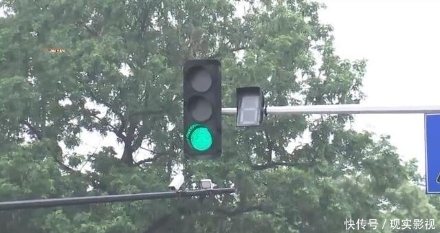  电费|嗯？男子因电费贵到离谱，检查电表发现多了根线，剪掉后外面红绿灯不亮了