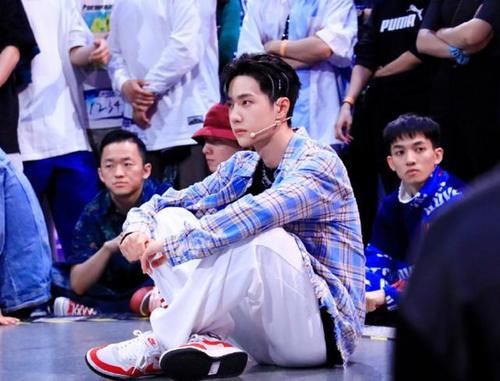  管理|《街舞3》开播，王一博忘记表情管理，你注意到张艺兴做什么了吗