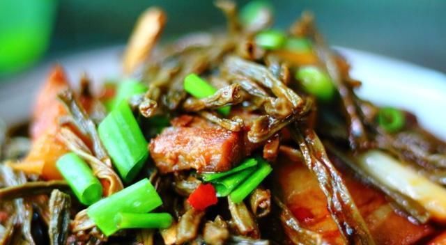  五花肉|1块五花肉，1把干豆角，放锅里炖一炖，又香又下饭，一碗都不够吃