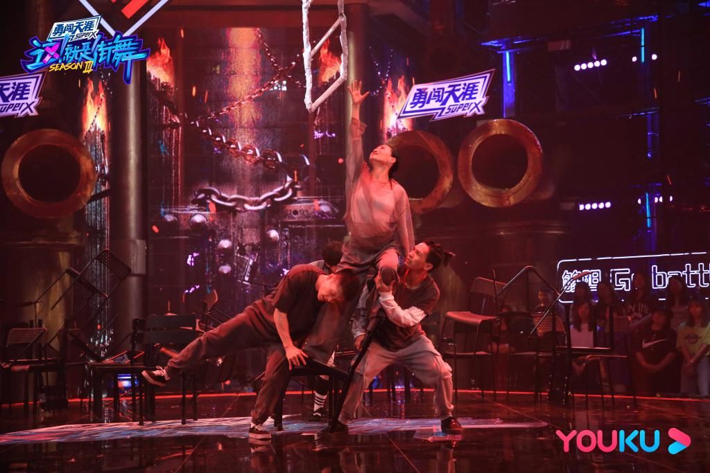 喷发|《这!就是街舞》第三季火舞台热力喷发,队长领衔齐舞大秀燃炸战队之魂