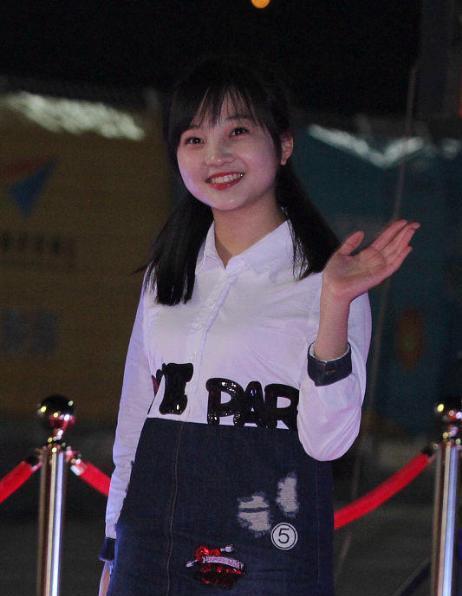  小孩|林妙可长大也有“小孩样”，字母衬衫配卡通裙，“小圆脸”真抢镜