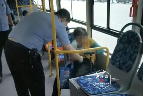  结局|大中午，一位神志不清老人不扫码强行上公交！结局很温暖……