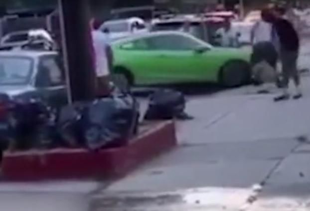 女生|看到男朋友被多人当街群殴 女生急了上演硬核“反杀”