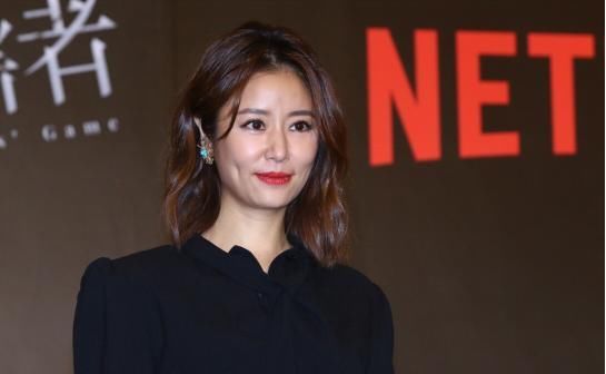  垫肩|林心如穿裹身裙也有气场，脖子左右两边配俩“大垫肩”，真酷