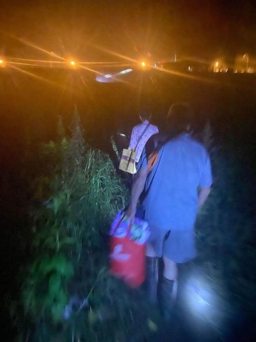  村民|摸黑走到村民家，95后小伙子连夜背瘫痪老人转移
